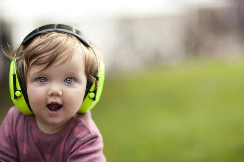 Baby mit Gehörschutz