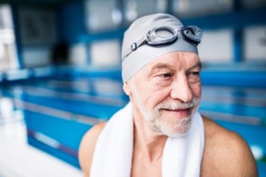 Älterer Mann im Schwimmbad