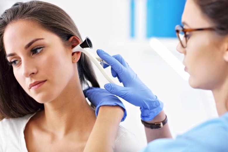 Ohrenärztin führt bei Patientin eine Otoskopie durch