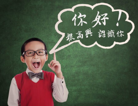 Ein asiatischer Junge spricht auf Chinesisch
