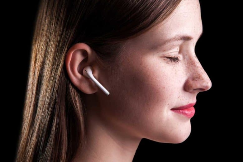 Frau hört mit AirPods über Live Listen Funktion besser