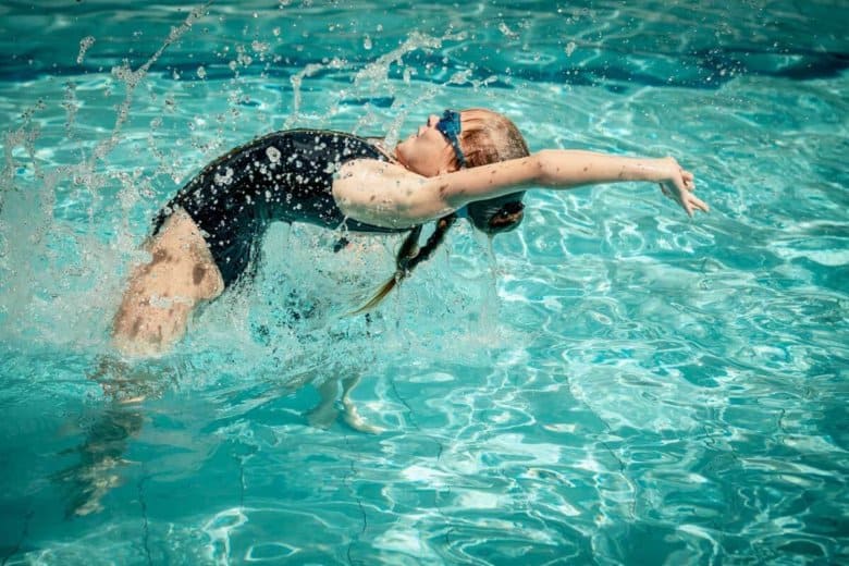 Mädchen Schwimmt mit Earplugs und Taucherbrille
