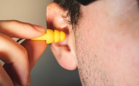 Ein Mann verwendet Gehörschutz aus Silikon