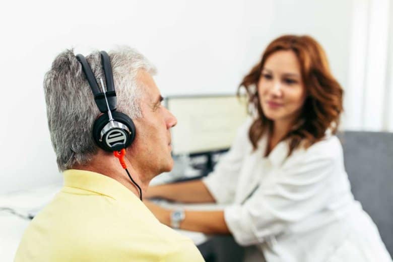 Hörgeräteträger erhält ein Gehörtraining beim Hörgeräteakustiker